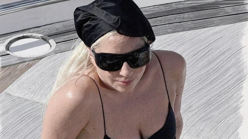 Lady Gaga em evento, usando um vestido estilizado e acessórios chamativos (Foto: Reprodução)