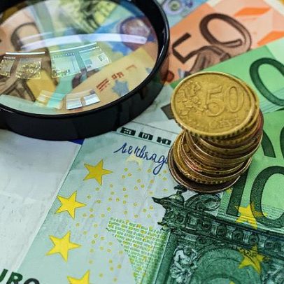 Euro atinge maior valor em quatro anos frente ao dólar e surpreende mercado
