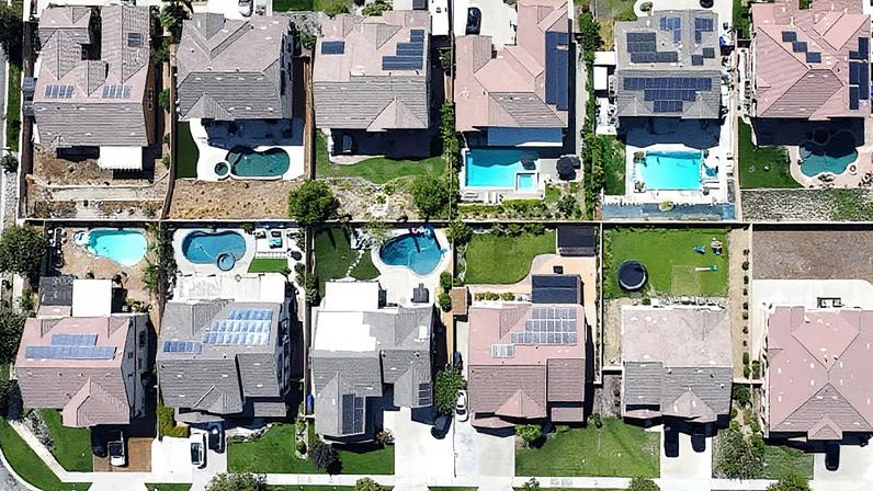 Vista aérea de residências, muitas com painéis solares, em Fontana, Califórnia (Foto: Reprodução)