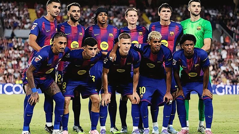 Time do Barcelona posado antes do jogo contra o Rayo Vallecano (Foto: Reprodução)