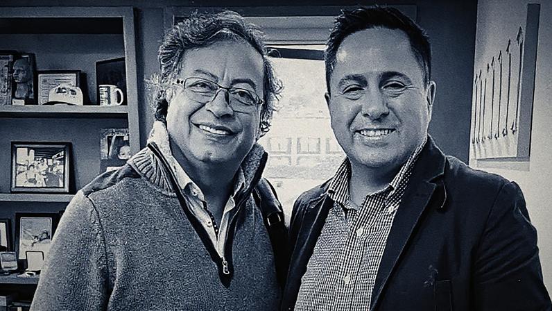 Gustavo Petro e Germán Trejo posam juntos em um evento em maio de 2022 (Foto: Reprodução)