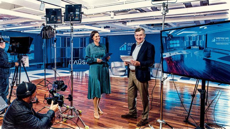 Priscila Grecco, CFO, e Alfredo Setubal, CEO da Itaúsa, posam para foto (Foto: Reprodução)