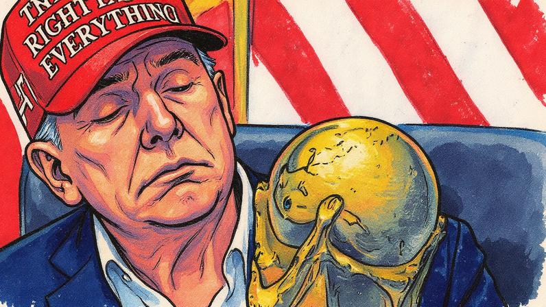 Donald Trump segura a taça da Copa do Mundo — Foto: Reuters