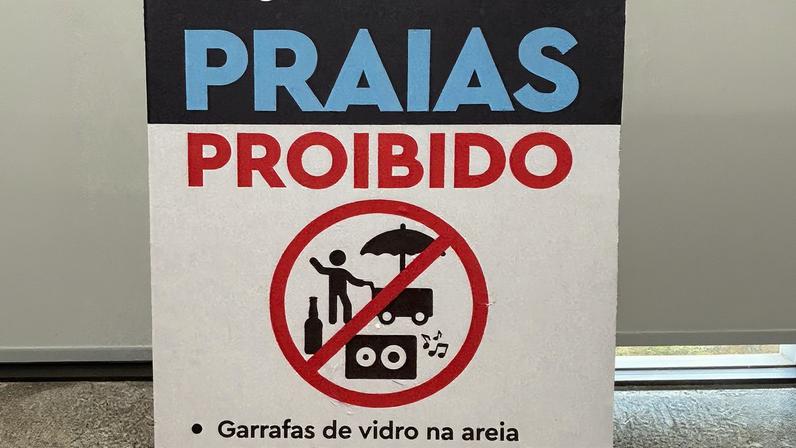 Modelo de placa que será instalado na orla do Rio (Foto: Reprodução)