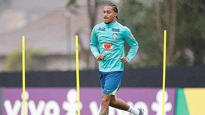 João Pedro treina com a seleção brasileira de futebol (Foto: Reprodução)
