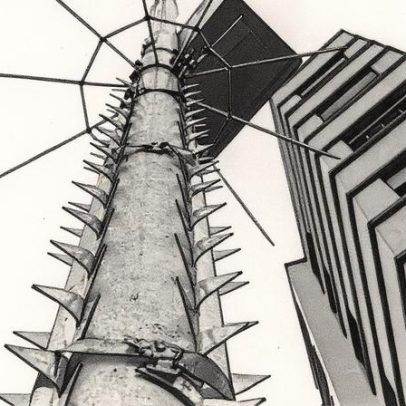 PM coloca espinhos em postes de São Paulo para prevenir furtos e vandalismo