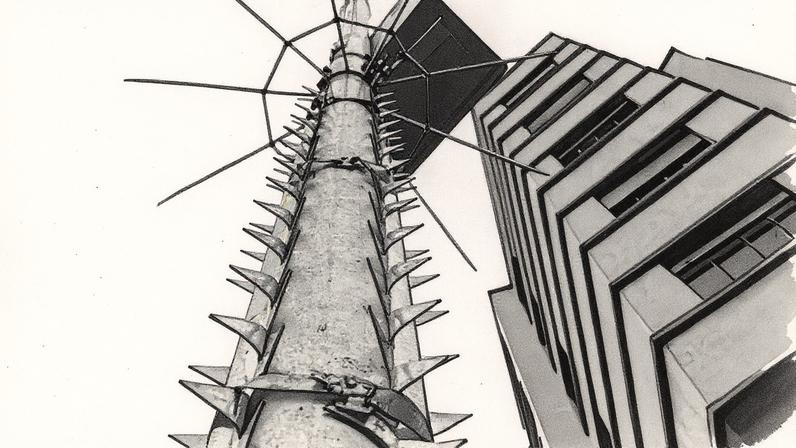 Garras de metal fixadas em um poste na rua Vitorino Carmilo, no centro de São Paulo (Foto: Reprodução)