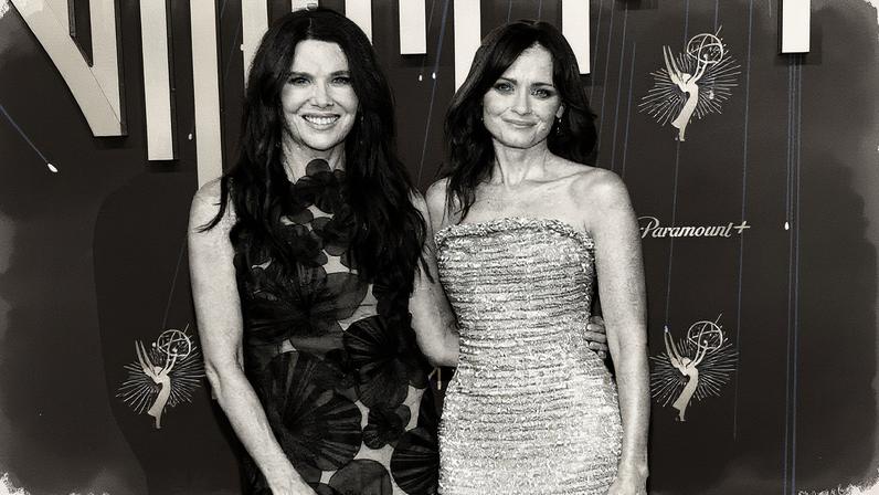 Lauren Graham e Alexis Bledel posam para a foto (Foto: Reprodução)