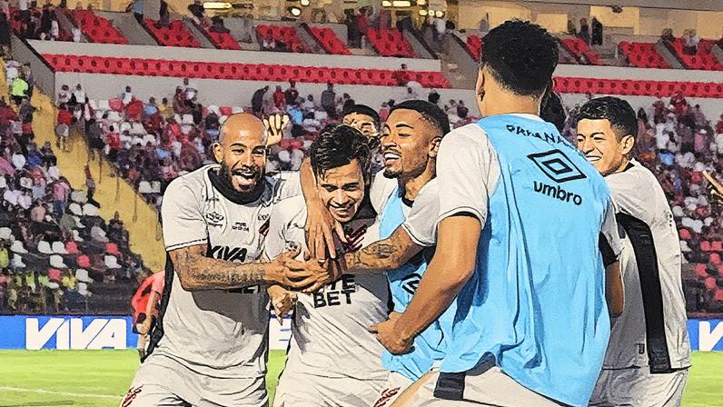 Athletico-PR venceu o Botafogo-SP (Foto: Reprodução)