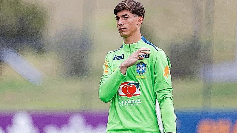 Léo Nannetti, goleiro do Flamengo, treina com a seleção brasileira principal na Granja Comary (Foto: Reprodução)