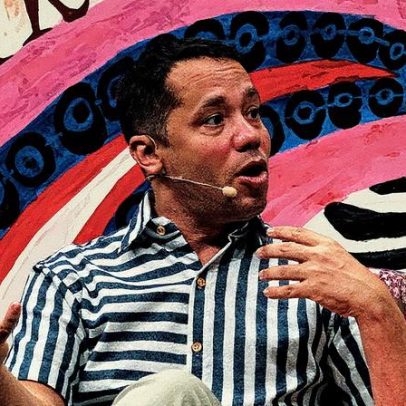 Porta pesada simboliza desafios enfrentados por muitos na vida cotidiana