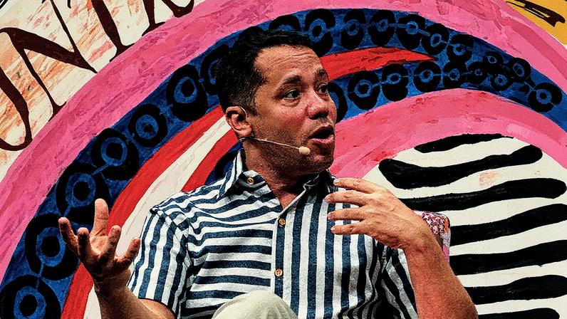 Itamar Vieira Junior, autor do livro "Torto Arado", vencedor de prêmios literários, posando para foto (Foto: Reprodução)