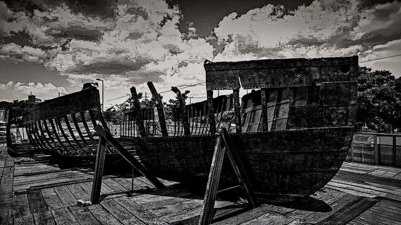 Embarcação metálica descoberta durante escavações no Parque Linear da Nova Doca (Foto: Reprodução)