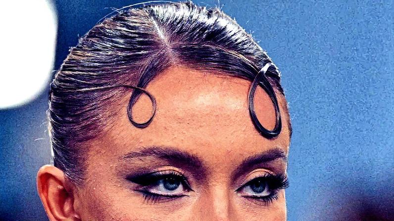 Atriz americana Sydney Sweeney chega ao Met Gala 2025 no Metropolitan Museum of Art, em Nova York (Foto: Reprodução)