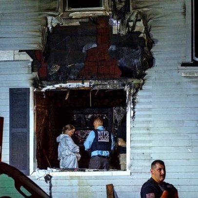 Idosos são encontrados mortos em casa incendiada; homem estava acorrentado no porão