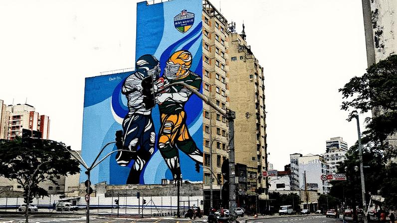 Painel de grafite com logo da NFL na esquina da avenida São João com a avenida Duque de Caxias, no centro de São Paulo (Foto: Reprodução)