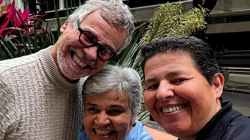 Claudia Rodrigues e a noiva, Adriane Bonato, posam com Carlinhos de Jesus (Foto: Reprodução)