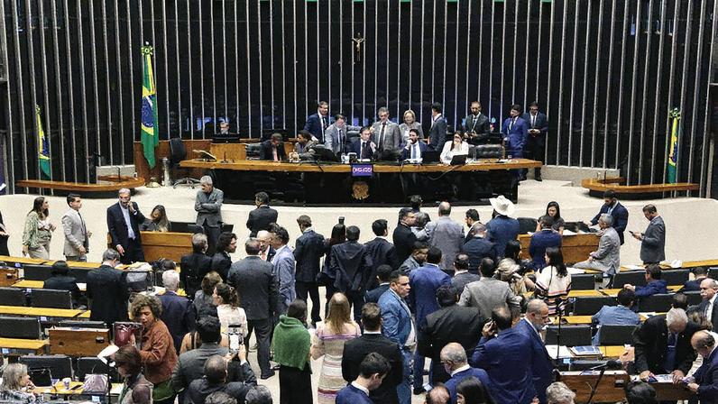 Plenário da Câmara dos Deputados com discussão sobre a PEC da Blindagem (Foto: Reprodução)