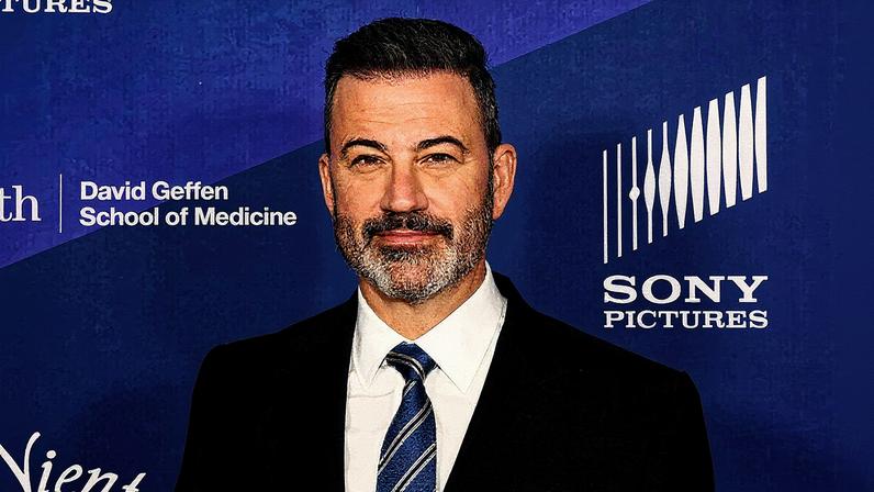 Homem faz monólogo em um palco, aparentando emoção (Foto: Reprodução)