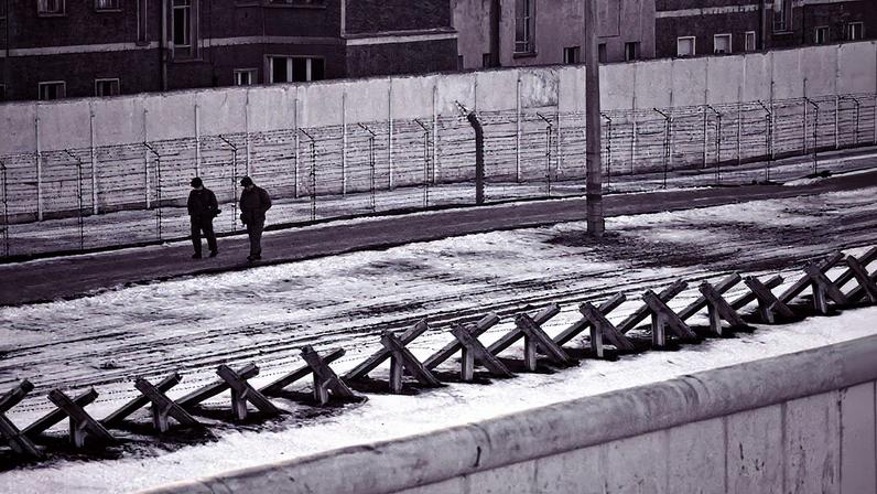 Soldados da Alemanha Oriental patrulham a "faixa da morte" entre as partes interna e externa do Muro de Berlim, por volta de 1981 (Foto: Reprodução)