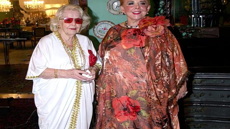 Irmãs posando para foto, uma delas vestindo um vestido florido (Foto: Reprodução)