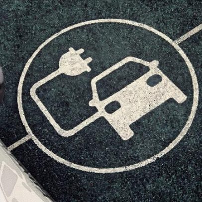 Riscos de recarga de veículos elétricos em garagens subterrâneas são alertados