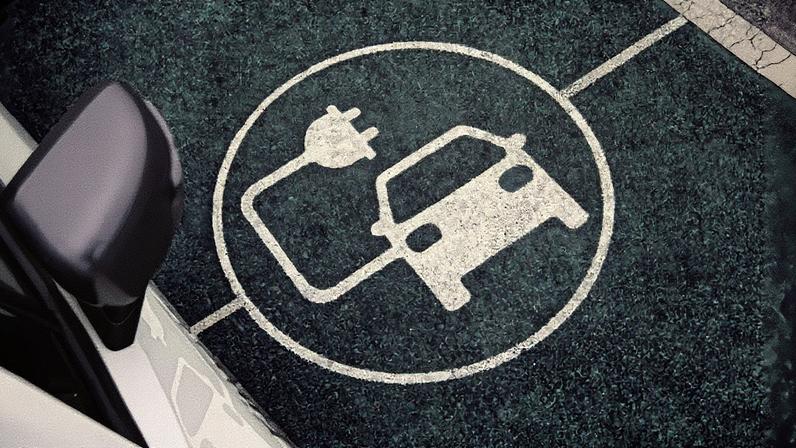 Regras para instalação de pontos de recarga de carros elétricos estão avançando no Brasil (Foto: Reprodução)