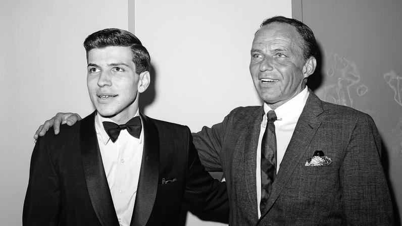 Frank Sinatra e seu filho, Frank Sinatra Jr., posam juntos no Hotel Americana, em Nova York, em setembro de 1963 (Foto: Reprodução)