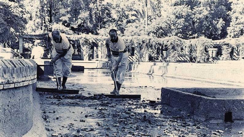 Operários limpam um dos estanques do Parque de María Luisa em Sevilla (Foto: Reprodução)