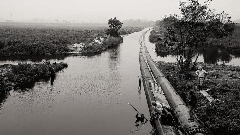 Funcionários da Sabesp realizam reparo em vazamento de tubulação na obra de interligação da represa do rio Grande ao sistema Alto Tietê (Foto: Reprodução)