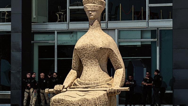 Policiamento na Praça dos Três Poderes um dia antes do julgamento de Jair Bolsonaro (Foto: Reprodução)