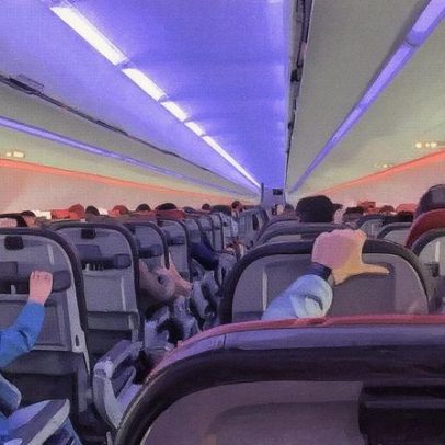 Avião enfrenta turbulência severa e danos após granizo durante decolagem