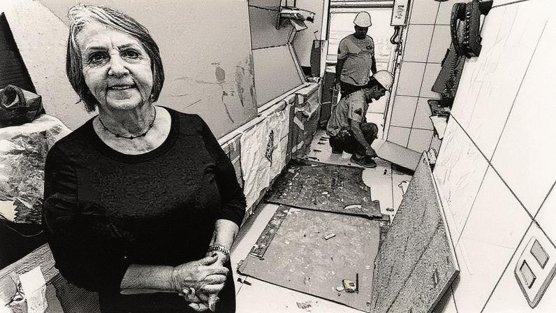 Eliane Maia contratou profissionais para trocar o piso da cozinha, destacando o cuidado com a limpeza durante o trabalho (Foto: Reprodução)