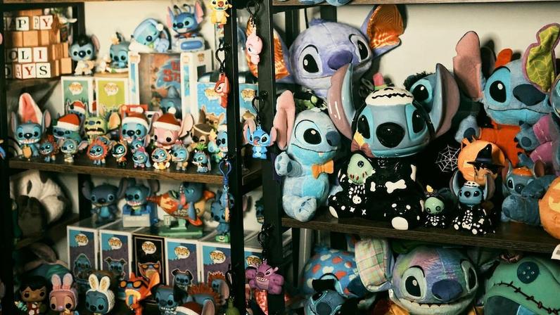 Produtos inspirados no personagem Stitch ocupam uma sala na casa de Travis Hammock, em Orlando (Foto: Reprodução)