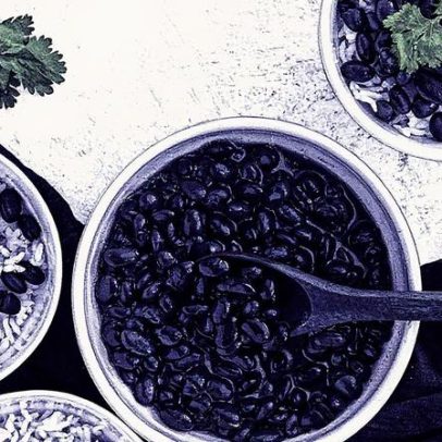 Arroz com feijão tem queda de preço em 2023, aponta estudo da Abras