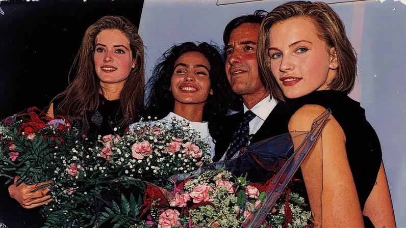 Inés Sastre, ganadora do Elite Model Look 1989, posa ao lado de John Casablancas e outras participantes (Foto: Reprodução)