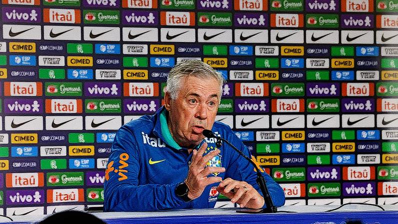 Ancelotti durante coletiva da seleção brasileira (Foto: Reprodução)