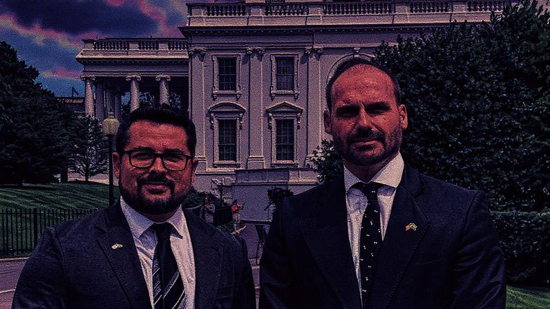 Ex-apresentador da Jovem Pan Paulo Figueiredo e deputado Eduardo Bolsonaro posam juntos em Washington (Foto: Reprodução)