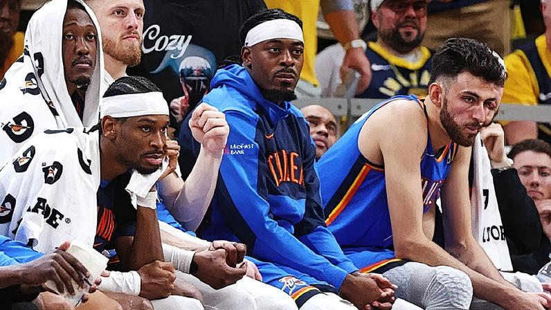 Jogadores do Oklahoma City Thunder no banco de reservas durante o Jogo 6 das Finais da NBA contra o Indiana Pacers (Foto: Reprodução)