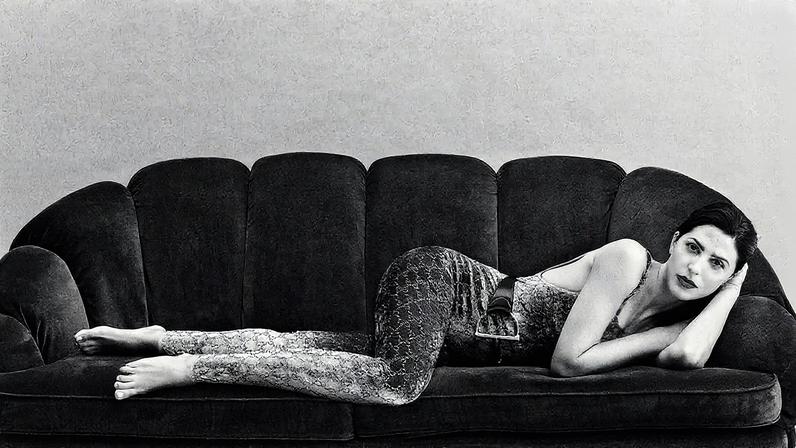 Bárbara Lennie usa um mono de terciopelo cinza com detalhes de logo e um cinturão com hebilla dourada, ambos da GUCCI (Foto: Reprodução)