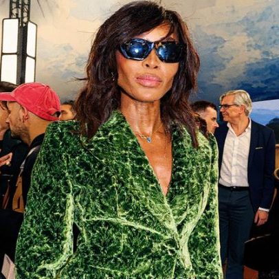 Celebridades desfilam na Burberry e encantam público com estilo e glamour