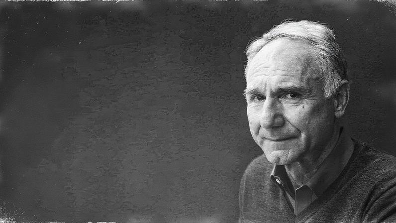 Homem fotografado em sua casa em New Hampshire (Foto: Reprodução)