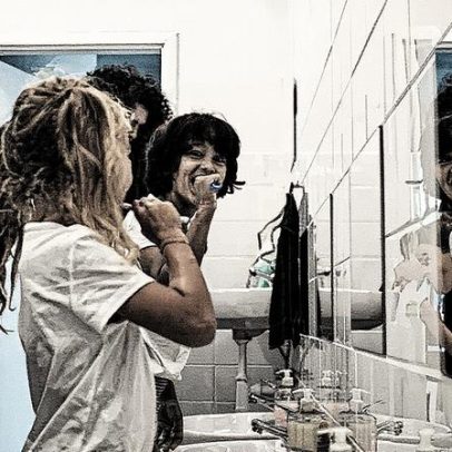 Crianças devem escovar os dentes na escola para garantir saúde bucal adequada