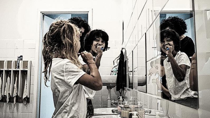 Criança demonstra desinteresse pela higiene bucal, refletindo a dificuldade de motivá-la para a limpeza dos dentes (Foto: Reprodução)