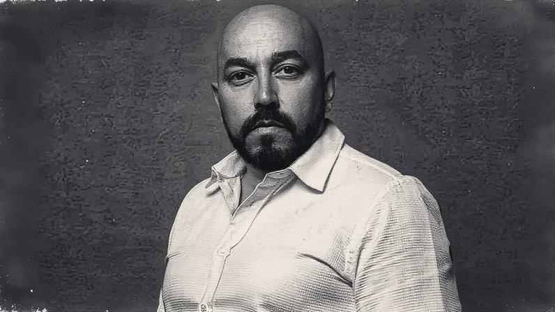 Lupillo Rivera revela momentos difíceis em sua autobiografia, incluindo um problema de saúde que ameaçou sua carreira e seu último encontro com a irmã Jenni Rivera (Foto: Reprodução)