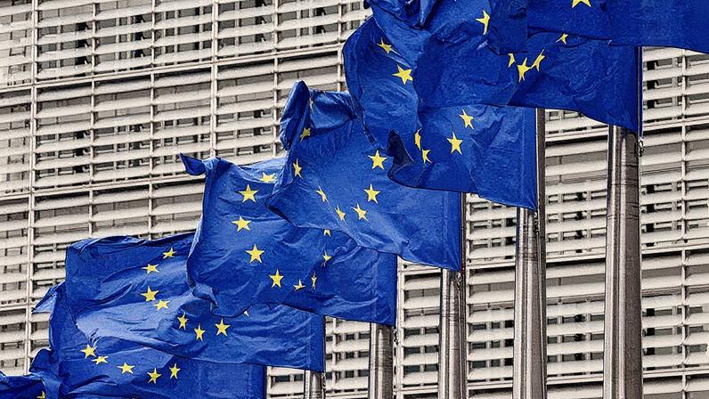 Bandeiras da União Europeia tremulam em frente à sede da Comissão Europeia em Bruxelas (Foto: Reprodução)