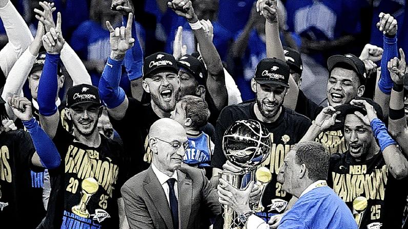 Dono do Thunder, Clay Bennett, recebe o troféu de campeão da NBA (Foto: Reprodução)