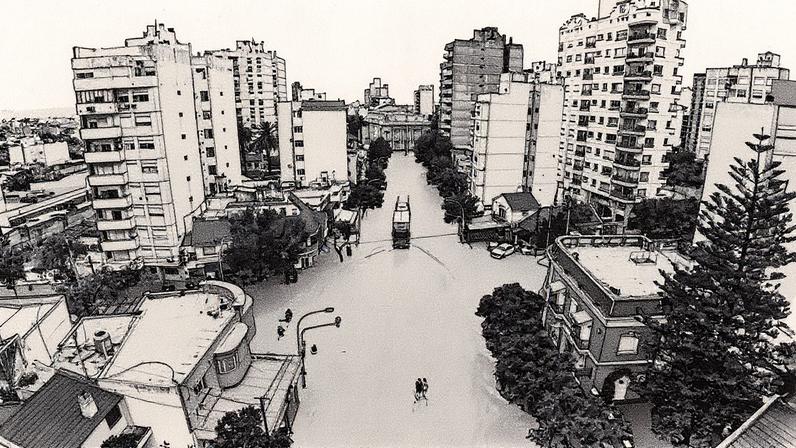 Inundação em Bahia Blanca, com ruas alagadas e veículos submersos (Foto: Reprodução)