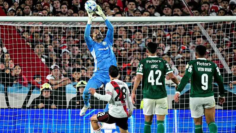Weverton, goleiro do Palmeiras, defende um chute durante partida contra o River Plate nas quartas de final da Libertadores de 2025 (Foto: Reprodução)