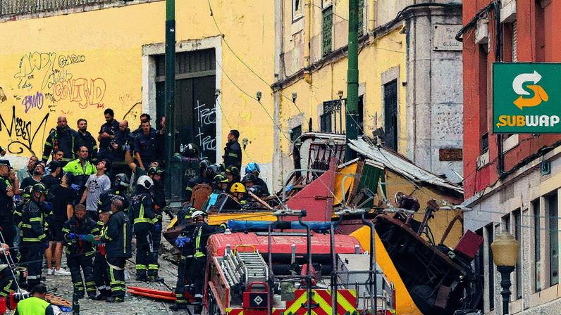 Bombeiros e socorristas trabalham para resgatar vítimas do descarrilhamento do Elevador da Glória em Lisboa (Foto: Reprodução)